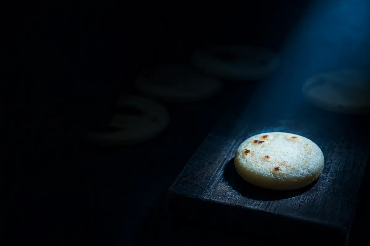 Una arepa sola en el haz de luz